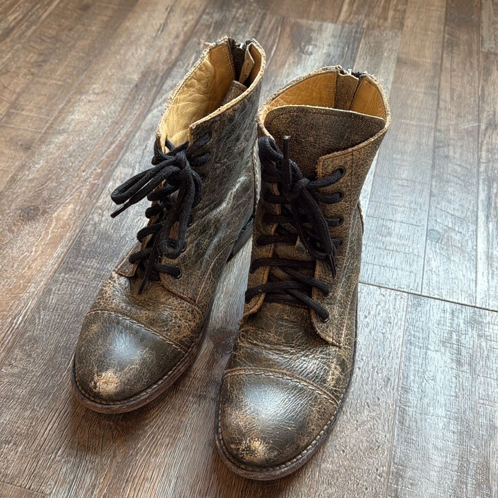 Women’s Bed Stu combat Boots, size 9